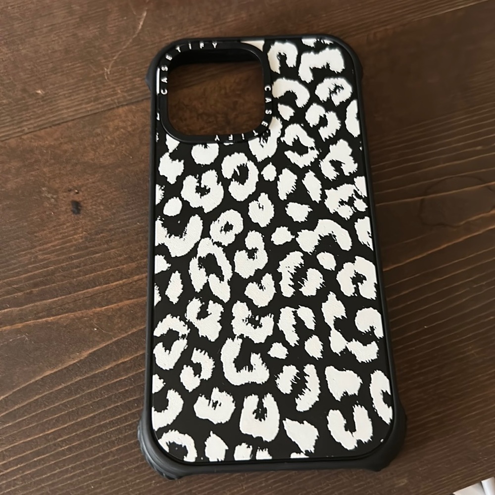 Mag safe casetify leopard never used